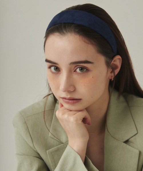 ciite'(シーテ)の「スエードワイド ヘアカチューシャ(カチューシャ・レディース・キャメル/ワインレッド/アイボリー/ブラック/ネイビー/ブラウン・FREE)」の4枚目の写真