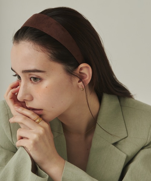 ciite'(シーテ)の「スエードワイド ヘアカチューシャ(カチューシャ・レディース・キャメル/ワインレッド/アイボリー/ブラック/ネイビー/ブラウン・FREE)」の3枚目の写真