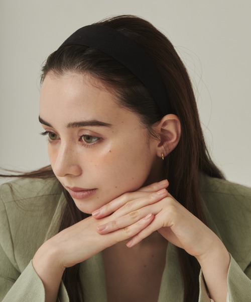 ciite'(シーテ)の「スエードワイド ヘアカチューシャ(カチューシャ・レディース・キャメル/ワインレッド/アイボリー/ブラック/ネイビー/ブラウン・FREE)」の2枚目の写真