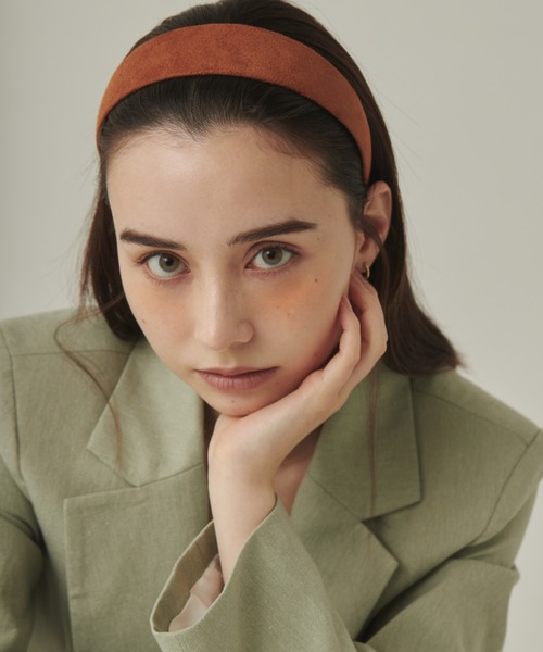 ciite'(シーテ)の「スエードワイド ヘアカチューシャ(カチューシャ・レディース・キャメル/ワインレッド/アイボリー/ブラック/ネイビー/ブラウン・FREE)」の10枚目の写真