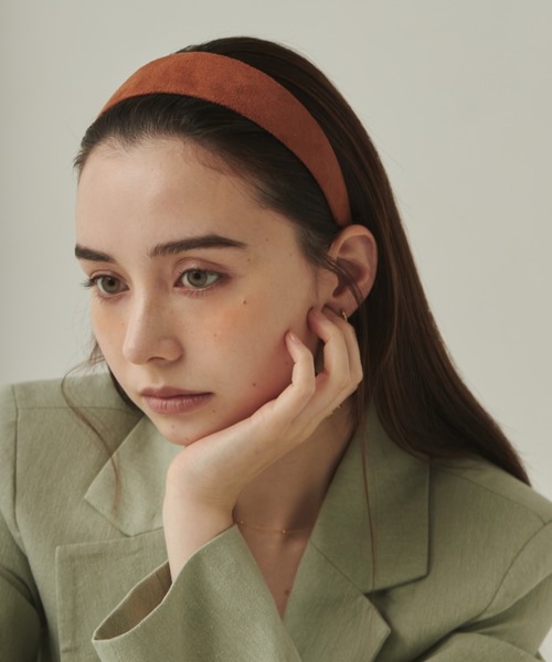 ciite'(シーテ)の「スエードワイド ヘアカチューシャ(カチューシャ・レディース・キャメル/ワインレッド/アイボリー/ブラック/ネイビー/ブラウン・FREE)」の11枚目の写真