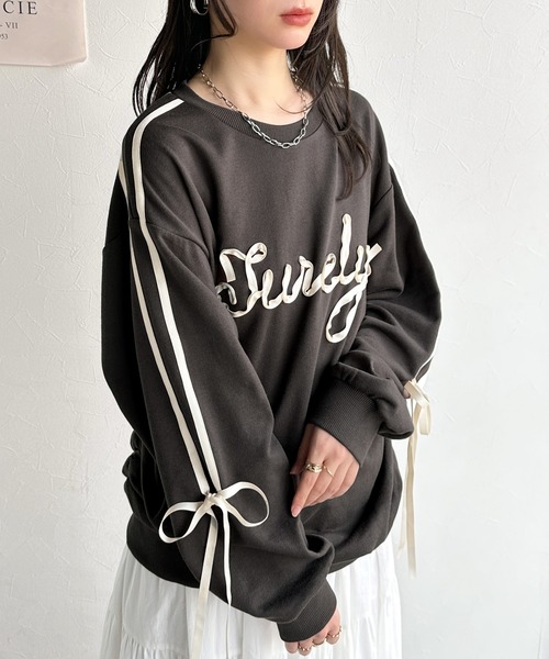 mily bilet(ミウィビレット)の「【mily bilet】気分上がるサテンリボンロゴが可愛い。サイドシャーリングサテンリボン使いスウェットトップス(長袖)(スウェット・レディース・アイボリー/オートミール/チャコールグレー・X-LARGE/SMALL/MEDIUM/LARGE)」の3枚目の写真
