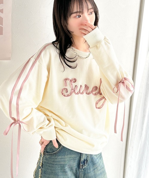 mily bilet(ミウィビレット)の「【mily bilet】気分上がるサテンリボンロゴが可愛い。サイドシャーリングサテンリボン使いスウェットトップス(長袖)(スウェット・レディース・アイボリー/オートミール/チャコールグレー・X-LARGE/SMALL/MEDIUM/LARGE)」の2枚目の写真