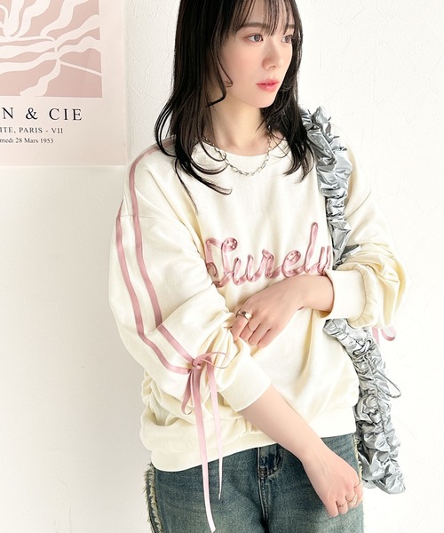 mily bilet(ミウィビレット)の「【mily bilet】気分上がるサテンリボンロゴが可愛い。サイドシャーリングサテンリボン使いスウェットトップス(長袖)(スウェット・レディース・アイボリー/オートミール/チャコールグレー・X-LARGE/SMALL/MEDIUM/LARGE)」の4枚目の写真
