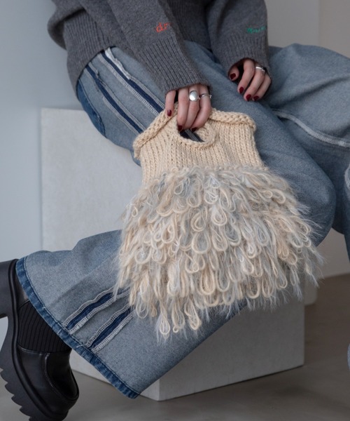 VACANCY（ヴァカンシー）の「配色フリンジニットバッグ（ハンドバッグ・レディース・ブラック/アイボリー/ブルー・FREE）」の3枚目の写真