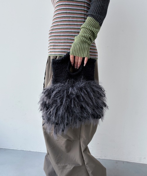 VACANCY（ヴァカンシー）の「配色フリンジニットバッグ（ハンドバッグ・レディース・ブラック/アイボリー/ブルー・FREE）」の4枚目の写真