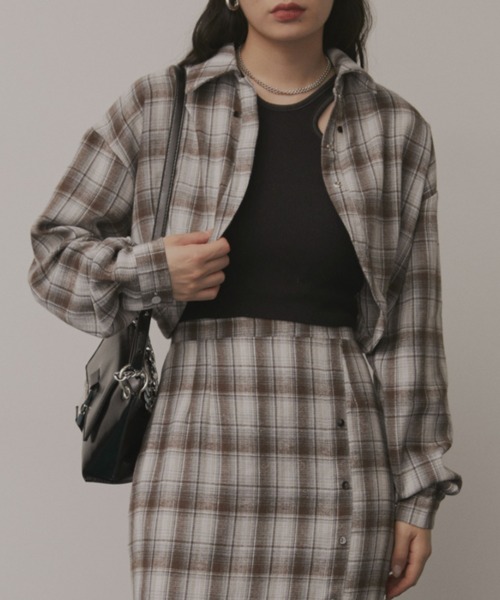 Solace（ソレイス）の「ラウンドカットクロップドチェックシャツ/セットアップ対応（シャツ/ブラウス・レディース・ブラック/ブラウン・FREE）」の3枚目の写真