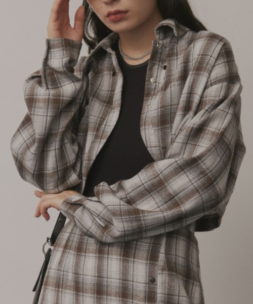 Solace（ソレイス）の「ラウンドカットクロップドチェックシャツ/セットアップ対応（シャツ/ブラウス・レディース・ブラック/ブラウン・FREE）」の4枚目の写真