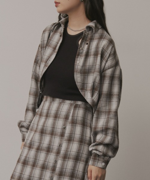 Solace（ソレイス）の「ラウンドカットクロップドチェックシャツ/セットアップ対応（シャツ/ブラウス・レディース・ブラック/ブラウン・FREE）」の5枚目の写真