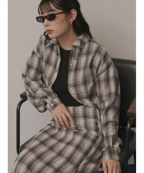 Solace（ソレイス）の「ラウンドカットクロップドチェックシャツ/セットアップ対応（シャツ/ブラウス・レディース・ブラック/ブラウン・FREE）」の8枚目の写真