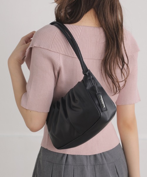 ALTROSE(アルトローズ)の「ハンドバッグ ギャザー 合成皮革 ペネロ(ハンドバッグ・レディース・ブラック/アイボリー/ブラウン・FREE)」の1枚目の写真
