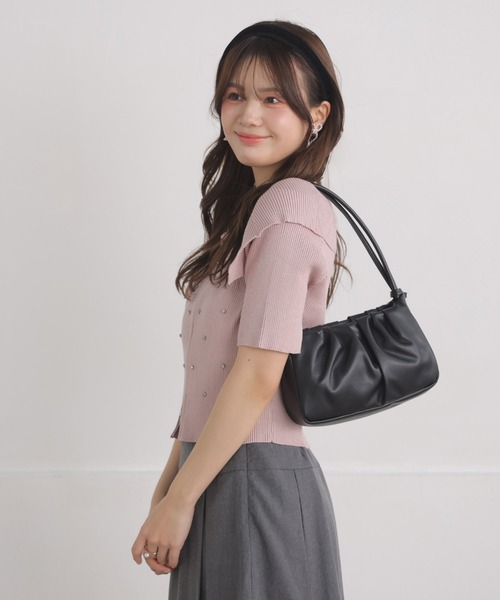 ALTROSE(アルトローズ)の「ハンドバッグ ギャザー 合成皮革 ペネロ(ハンドバッグ・レディース・ブラック/アイボリー/ブラウン・FREE)」の6枚目の写真