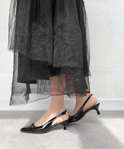 MAMIAN（マミアン）の「ポインテッドトゥ バックストラップ バレエミュール (5.5cmヒール)（パンプス・レディース・シルバー/ブラック・S/M/LL/L）」の3枚目の写真