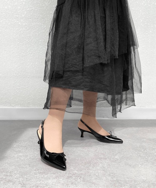 MAMIAN（マミアン）の「ポインテッドトゥ バックストラップ バレエミュール (5.5cmヒール)（パンプス・レディース・シルバー/ブラック・S/M/LL/L）」の4枚目の写真