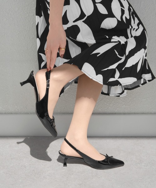 MAMIAN（マミアン）の「ポインテッドトゥ バックストラップ バレエミュール (5.5cmヒール)（パンプス・レディース・シルバー/ブラック・S/M/LL/L）」の21枚目の写真