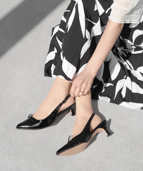 MAMIAN（マミアン）の「ポインテッドトゥ バックストラップ バレエミュール (5.5cmヒール)（パンプス・レディース・シルバー/ブラック・S/M/LL/L）」の22枚目の写真