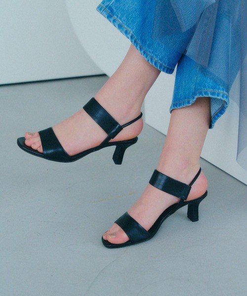 YECCA VECCA(イェッカヴェッカ)の「バーストラップサンダル(サンダル・レディース・ベージュ/シルバー/ブラック・22.5cm/23.5cm/24.5cm)」の2枚目の写真