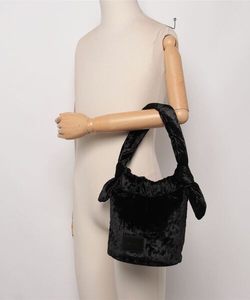 ROSE BUD（ローズバッド）の「ベロアギャザー巾着バッグ（ハンドバッグ・レディース・ブラック/ピンク・ONE SIZE）」の18枚目の写真