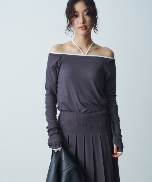 CODE A(コードエー)の「◆bicolor neck design tops(Tシャツ/カットソー・レディース・ブルー系9/ホワイト系5/チャコール・00)」の2枚目の写真