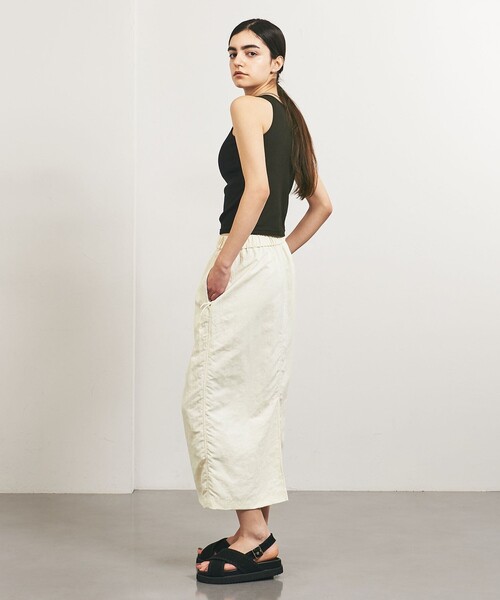 TO UNITED ARROWS（トゥーユナイテッドアローズ）の「＜TO UNITED ARROWS＞ナイロンツイル ギャザースカート（スカート・レディース・オフホワイト/ブラック・FREE）」の4枚目の写真