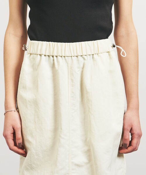 TO UNITED ARROWS（トゥーユナイテッドアローズ）の「＜TO UNITED ARROWS＞ナイロンツイル ギャザースカート（スカート・レディース・オフホワイト/ブラック・FREE）」の12枚目の写真