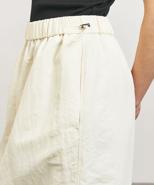 TO UNITED ARROWS（トゥーユナイテッドアローズ）の「＜TO UNITED ARROWS＞ナイロンツイル ギャザースカート（スカート・レディース・オフホワイト/ブラック・FREE）」の13枚目の写真