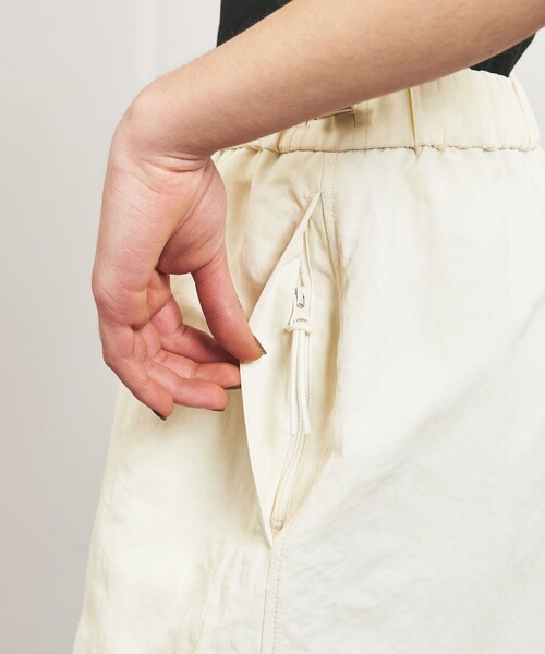 TO UNITED ARROWS（トゥーユナイテッドアローズ）の「＜TO UNITED ARROWS＞ナイロンツイル ギャザースカート（スカート・レディース・オフホワイト/ブラック・FREE）」の14枚目の写真