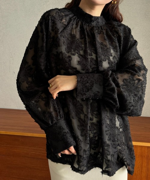 efill（エフィル）の「ボリューム袖 シャギー ブラウス（シャツ/ブラウス・レディース・ベージュ/ブラック・FREE）」の2枚目の写真