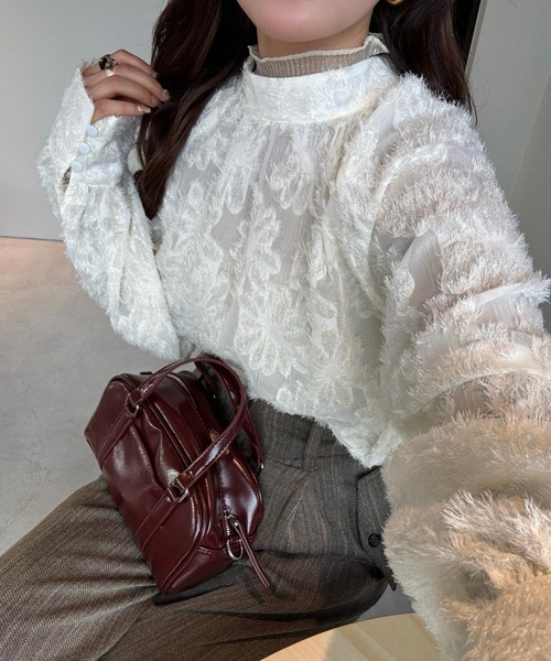 efill（エフィル）の「ボリューム袖 シャギー ブラウス（シャツ/ブラウス・レディース・ベージュ/ブラック・FREE）」の3枚目の写真