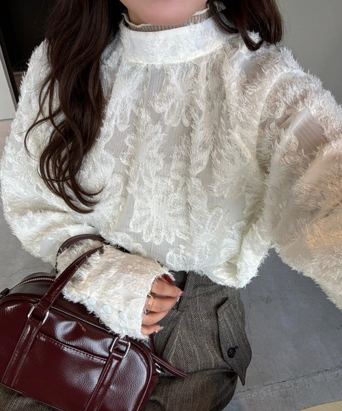 efill（エフィル）の「ボリューム袖 シャギー ブラウス（シャツ/ブラウス・レディース・ベージュ/ブラック・FREE）」の4枚目の写真