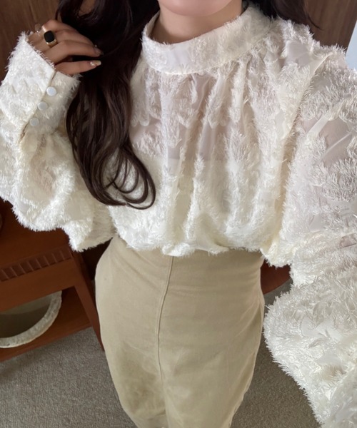 efill（エフィル）の「ボリューム袖 シャギー ブラウス（シャツ/ブラウス・レディース・ベージュ/ブラック・FREE）」の5枚目の写真