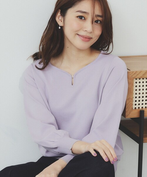 index（インデックス）の「パーツ付きハートネックニットトップス【洗濯機洗い可】（ニット/セーター・レディース・サンドベージュ/パープル/ネイビー/オフホワイト・38/42/40/36）」の2枚目の写真