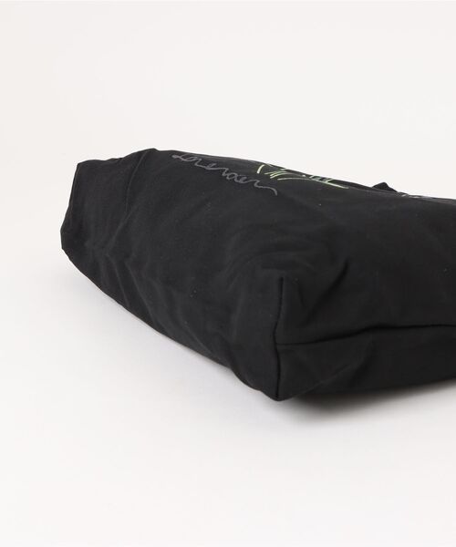 TONE SELECT GOODS(トーンセレクトグッズ)の「urbanfemine./A4サイズ収納 ボタニカルトートバッグ U7432(トートバッグ・レディース・ホワイト/ブラック/グリーン・FREE)」の9枚目の写真