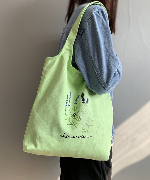 TONE SELECT GOODS(トーンセレクトグッズ)の「urbanfemine./A4サイズ収納 ボタニカルトートバッグ U7432(トートバッグ・レディース・ホワイト/ブラック/グリーン・FREE)」の7枚目の写真