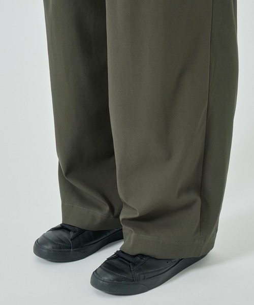TRIPLE PLEATED EASY TROUSERS（スラックス）｜markaware