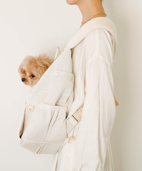 moncheri(モンシェリ)の「軽量メッシュフロントリュックメッシュ付き【2サイズ展開・飛び出し防止リード付・9㎏まで対応】(ペット用キャリーケース・レディース・ベージュ/ブラック・S/M/XS)」の7枚目の写真