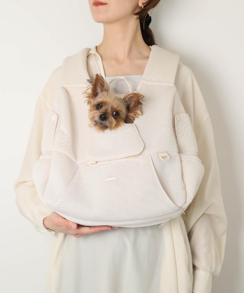 moncheri(モンシェリ)の「軽量メッシュフロントリュックメッシュ付き【2サイズ展開・飛び出し防止リード付・9㎏まで対応】(ペット用キャリーケース・レディース・ベージュ/ブラック・S/M/XS)」の9枚目の写真