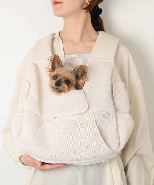 moncheri(モンシェリ)の「軽量メッシュフロントリュックメッシュ付き【2サイズ展開・飛び出し防止リード付・9㎏まで対応】(ペット用キャリーケース・レディース・ベージュ/ブラック・S/M/XS)」の18枚目の写真