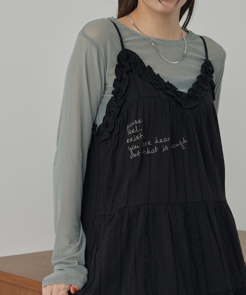 nui nullu(ヌイヌル)の「【nui nullu】前後2WAYレタリング刺繍レースキャミワンピース(ワンピース・レディース・ブラウン/ホワイト/ブラック・FREE)」の2枚目の写真