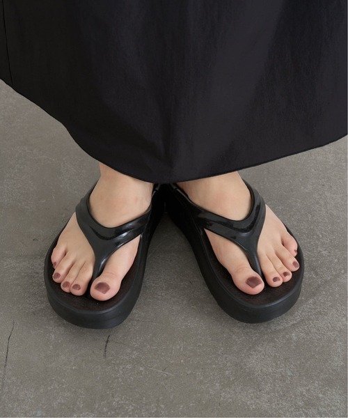 U by SPICK&SPAN(ユーバイスピックアンドスパン)の「《追加》OOFOS /ウーフォス O Omega2(サンダル・レディース・ブラック/タン・23cm/24cm/25cm)」の3枚目の写真