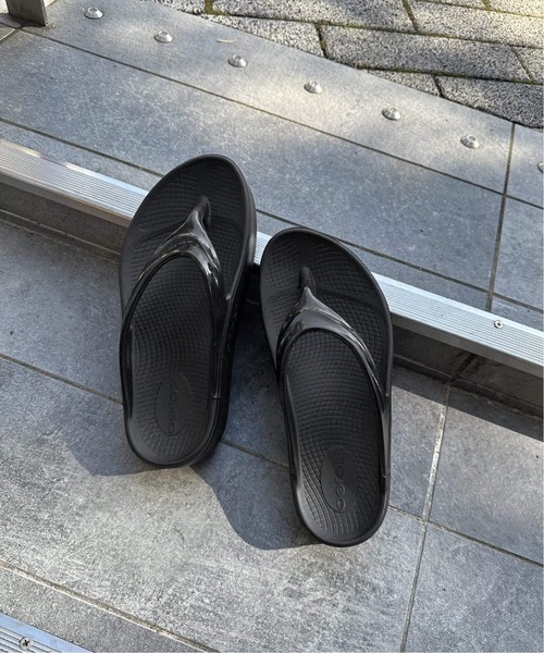 U by SPICK&SPAN(ユーバイスピックアンドスパン)の「《追加》OOFOS /ウーフォス O Omega2(サンダル・レディース・ブラック/タン・23cm/24cm/25cm)」の6枚目の写真
