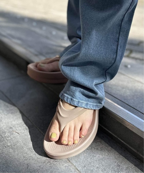 U by SPICK&SPAN(ユーバイスピックアンドスパン)の「《追加》OOFOS /ウーフォス O Omega2(サンダル・レディース・ブラック/タン・23cm/24cm/25cm)」の13枚目の写真