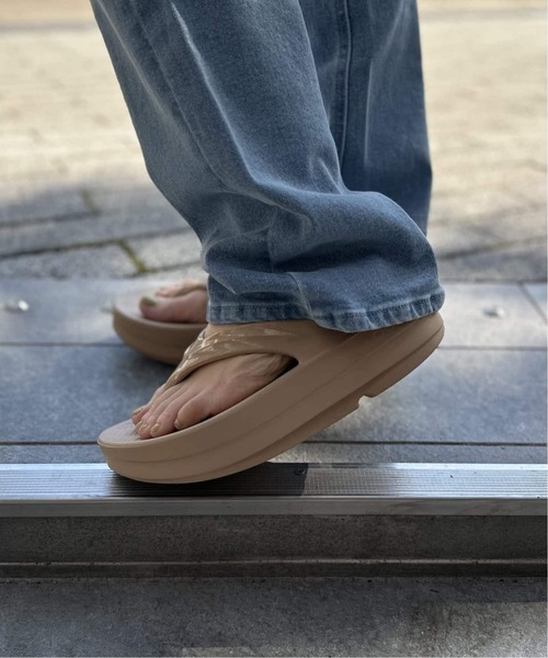 U by SPICK&SPAN(ユーバイスピックアンドスパン)の「《追加》OOFOS /ウーフォス O Omega2(サンダル・レディース・ブラック/タン・23cm/24cm/25cm)」の14枚目の写真