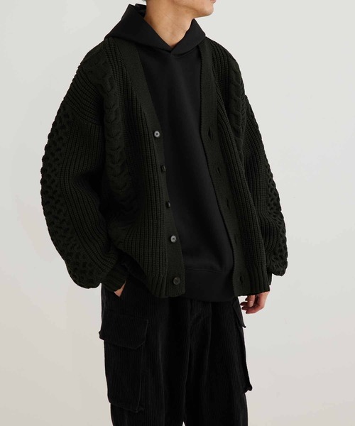 ADAM ET ROPE'（アダムエロペ）の「【WEB限定】ボリューム ケーブル オーバーサイズ カーディガン / 超軽量 / ユニセックス（カーディガン/ボレロ・メンズ・レッド系その他4/チャコールグレー/オフホワイト/スミクロ・M/L）」の9枚目の写真