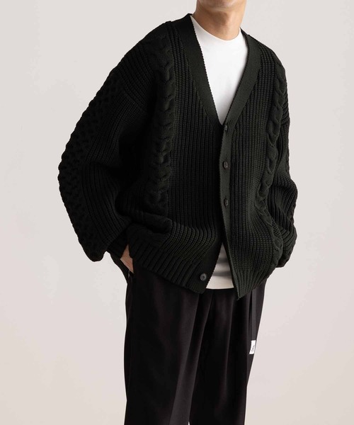 ADAM ET ROPE'（アダムエロペ）の「【WEB限定】ボリューム ケーブル オーバーサイズ カーディガン / 超軽量 / ユニセックス（カーディガン/ボレロ・メンズ・レッド系その他4/チャコールグレー/オフホワイト/スミクロ・M/L）」の10枚目の写真