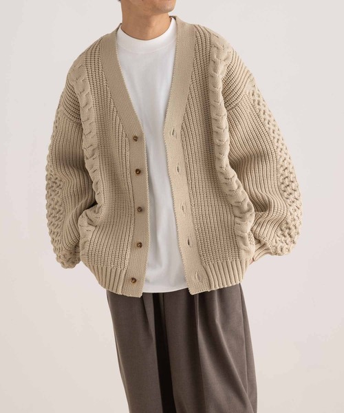 ADAM ET ROPE'（アダムエロペ）の「【WEB限定】ボリューム ケーブル オーバーサイズ カーディガン / 超軽量 / ユニセックス（カーディガン/ボレロ・メンズ・レッド系その他4/チャコールグレー/オフホワイト/スミクロ・M/L）」の8枚目の写真