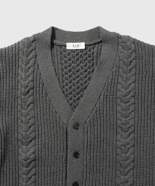 ADAM ET ROPE'（アダムエロペ）の「【WEB限定】ボリューム ケーブル オーバーサイズ カーディガン / 超軽量 / ユニセックス（カーディガン/ボレロ・メンズ・レッド系その他4/チャコールグレー/オフホワイト/スミクロ・M/L）」の16枚目の写真