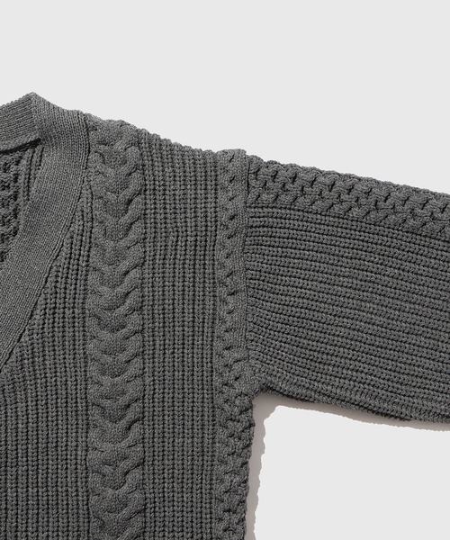 ADAM ET ROPE'（アダムエロペ）の「【WEB限定】ボリューム ケーブル オーバーサイズ カーディガン / 超軽量 / ユニセックス（カーディガン/ボレロ・メンズ・レッド系その他4/チャコールグレー/オフホワイト/スミクロ・M/L）」の18枚目の写真