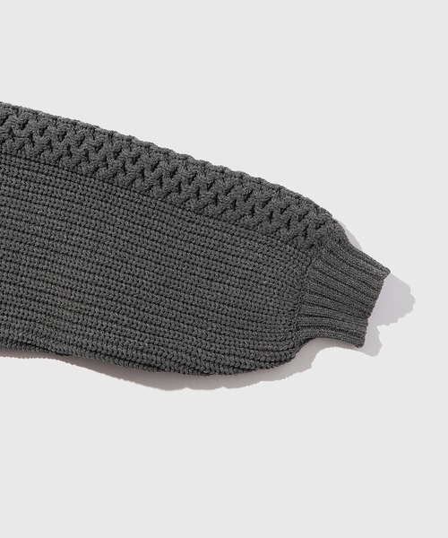 ADAM ET ROPE'（アダムエロペ）の「【WEB限定】ボリューム ケーブル オーバーサイズ カーディガン / 超軽量 / ユニセックス（カーディガン/ボレロ・メンズ・レッド系その他4/チャコールグレー/オフホワイト/スミクロ・M/L）」の19枚目の写真