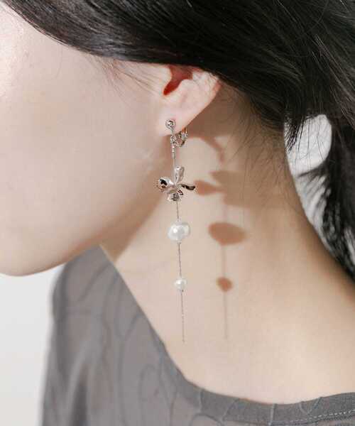 SMELLY（スメリー）の「メタルフラワーパールロングイヤリング（イヤリング・レディース・シルバー系その他・-）」の2枚目の写真